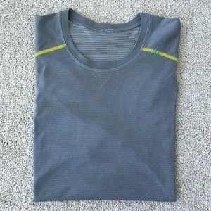 Lululemon Men’s, metal vent tech short sleeve shirt, Size Large